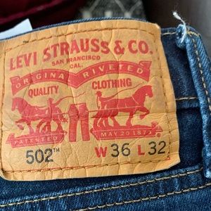502 mens levis 36x32 - used but In great condition